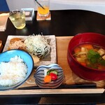 THE NEW NORMAL - 箸でほぐれるナイスな生姜焼定食 (1650円)。具だくさん汁の向こう側に副菜の野菜があるのだが、椀に隠れて写っていなかった。