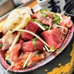 三是寿司 - 山盛りなので、具は少しいったん味噌汁のフタに避難すると食べやすいです！