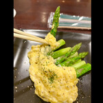 きらんしょ - アスパラガスソテーのふんわり卵ソース　byまみこまみこ