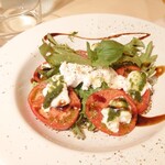 土佐あかうしとワイン プティ・ヴェール - 料理写真:トマトとモッツァレラチーズのカプレーゼ