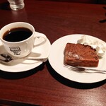 246711586 - 『ケーキセット（900円税込）』
                                  ・本日のケーキ（ショコラのパウンドケーキ）
                                  ・ブレンドコーヒー