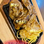 Gyuukaku Yakiniku Shokudou - アツアツの鉄板焼肉♫