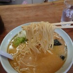 Yanagi Chaya - 角田辛味噌アホえんラーメン_1080円　天空麵リフト