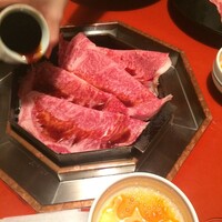 三嶋亭 本店 - 極上月、店の人が目の前で焼いてくれる
