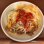 すき家 - ヤンニョムチーズ牛丼(中盛)