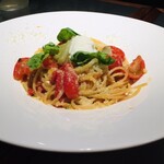 Pizzeria e Trattoria VACANZE NAGONE - ナスとフルーツトマトのスパゲッティ　モッツァレラバジルソースがけ　