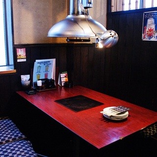 広々空間で七輪炭火焼肉を満喫！仕切り席で寛ぎのひとときを