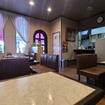 喫茶まつうら - 店内はブラウンベージュの天井と壁、木板張りの床、化粧板張りのテーブルとソファ椅子、窓にはレースカーテン、ダウンライトの照明器具、コンパクトな純喫茶といった雰囲気、BGMはオールドな洋楽