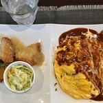 洋食カフェ もみじ堂 - オムえびプレート¥1020ドリンク付　えびめしオムライスデミグラスソースがけ。エビが多く食感も良い。付け合わせのミルフィーユかつに大根おろしがかかっていてあっさりうまい。