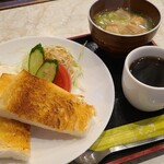 喫茶まつうら - モーニングセット(税込600円)
①トースト②ミニサラダ(千切りキャベツ=甘藍、胡瓜、トマト)③目玉焼き④お味噌汁(甘藍&玉葱&油揚げ&麩)
お飲み物《セットドリンク》①HOT珈琲