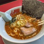 Ramen Yamaokaya - 辛味噌ラーメンの価格は820円。海苔が丼を覆うように配置されていたが、全体像が把握しやすいよう、巧みに海苔だけを奥側に移動して、撮影を行った。