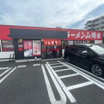 Ramen Yamaokaya - 赤い壁面に、白抜きの力強い文字体の看板が目立つ。シンプルだが、外観に自信がよく現れている。ただの赤ではなく、首里城の赤色とよく似ている気がする。