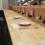 カジュアルフレンチBar 7FUKU - 店内。奥にはテーブルも。