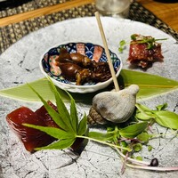 肉料理 URUICHI - 前菜
                    →つぶ貝の煮付け、ホタルイカの煮付け、マグロ、
                    お肉