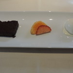 フランス料理 ル・クール - デザート（チョコレートのテリーヌ、フルーツ、バニラアイス）