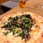 grill&italy KOBE mitsu - 和牛ミンチとほうれん草のクリームピッツァ1580円