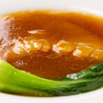 上海厨房 龍虎 - 料理写真:スペシャリテのヨシキリザメの尾びれの煮込み