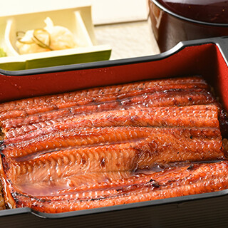 亚门专用的越光米和考究的酱汁衬托鳗鱼盒饭的魅力