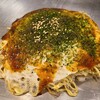 Okonomiyaki minato shouten hagakure - 肉玉そば(税込950円)
                ・袋入り蒸し中太麺
                ・オリジナルお好みソース
                ・焼き方:強く押さえる
                ・焼き上がりの形:やや盛り上がった整った円形
                ・鉄板または鉄板皿で食べるのがスタンダード 