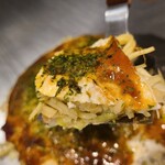 お好み焼き湊商店 葉隠 - オリジナルお好みソースは甘さ控えめで酸味のあるタイプ
            麺は軟らかくパリ感は皆無、キャベツの甘みはそれ程は感じず、豚バラ肉のカリッと感は無く旨みももう一つ、全体的な一体感が弱いかも