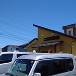 ケンチャンラーメン - 外観、駐車場は満車。