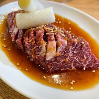 A5ランク“雌牛”を一頭買い！名物の特選厚切りハラミは必食◎