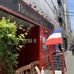 Brasserie Gyoran - フレンチな外観　国旗がなびきすぎてオランダの国旗に見えますがフランスのトリコロールです。