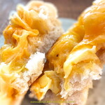 Comme’N Tokyo - パン生地のいたるところに8mmほどのサイコロ状チェダーチーズの断片が 