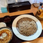 手打蕎麦 たじま - つけとじ 950円、大盛り 300円(税込)。
      いか天丼 500円(税込)。