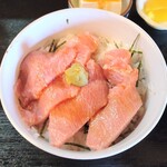 Koguchi Shouten - カマトロは鮮やかなピンク色
                      ご飯は並(200g)・中(300g)・大(500g)が同一料金