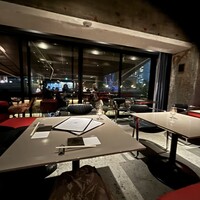 TOSA - 窓外にテラス席が見えます