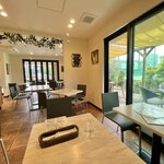 隠れ家キッチン NaNon. - 店内の様子。テラスにもテーブル席