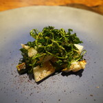 ル クーリュズ - いか、アスパラ、セリの素揚げ、ズッキーニのソース、醤油パウダー