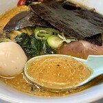 ラーメン山岡家 - 濃厚な味噌スープ　あぶらの量＝少なめ　味の濃さ＝うすめにすれば良かった