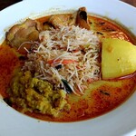 東方遊酒菜ヌワラエリヤ - ヌードル＝ビーフンのこと、短く切ってあるヌードルは食べやすくカレーと馴染んで美味しいです。スパイスも効いてて丁度良い辛さ