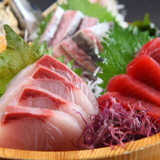 お刺身にお寿司、新鮮な海の幸を