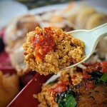 Mr.Chicken Keihanten - シンガポール名物の「チリクラブ」をお弁当として食べやすいように、ソフトシェルクラブに変更し、下には蟹玉スクランブルエッグを敷き詰めてあります。