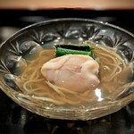 茜坂大沼 - 桑名の蛤とウルイの冷やし蕎麦。蛤のミネラル感が染み出たお汁が最高！＼(^o^)／　お蕎麦も本当に美味しい。