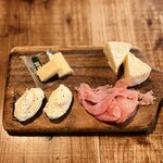 モニカ＆アドリアーノ - 生ハムとチーズの盛り合わせ ¥980-