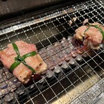 Yakiniku Tabehoudai Karubi To Tan - 縛りカルビは斬新なビジュアル。一口サイズだから食べやすい！肉汁ぶしゃー♥️