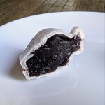 壺屋総本店  - 壺型最中（こしあん）　断面