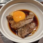 Yakiniku Tabehoudai Karubi To Tan - 卵と絡めていただく焼きすきカルビが1番のお気に入り〜。お代わりしちゃおう♥️