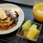 Honolulu International Airport JAL Sakura Lounge - パンケーキとフルーツ