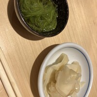 SUSHI TOKYO TEN、 新宿ニュウマン店 - めかぶ　ガリ