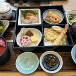 Uogashi Ryourikasen - 嘉鮮弁当。どれも美味しくてあっという間に食べてしまいました。