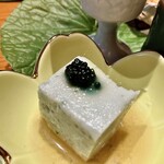 日本料理 きた山 - 「蓬胡麻豆富」のオクラの下。キャビアと思わしき食材（粒が小さいのでシシャモの卵系!?）…