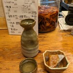 伊豆の味処　錦 - お通しは味噌田楽　奥の瓶は赤蕪甘酢漬け