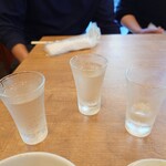 Eiraku Shiyokudou - 青森田酒、美味かった。飲み比べ３銘柄。右から田酒、飛良泉、八海山かな