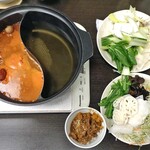 Shabu you - 基本の白だし（右）＆ 薬膳風火鍋だし（中辛）