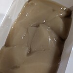 紫野和久傳 - 落花生の香りがほんのり。　蓮で作ったお菓子なので食感はわりとしっかりめ。喉ごし良いお菓子です。
